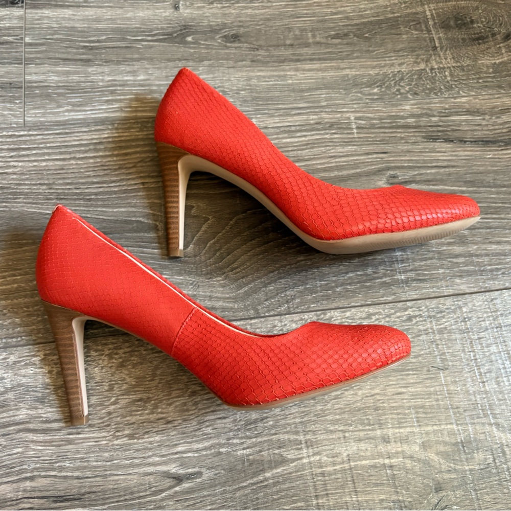 Nine West coral color snake patterned heels in excellent condition size 9.5